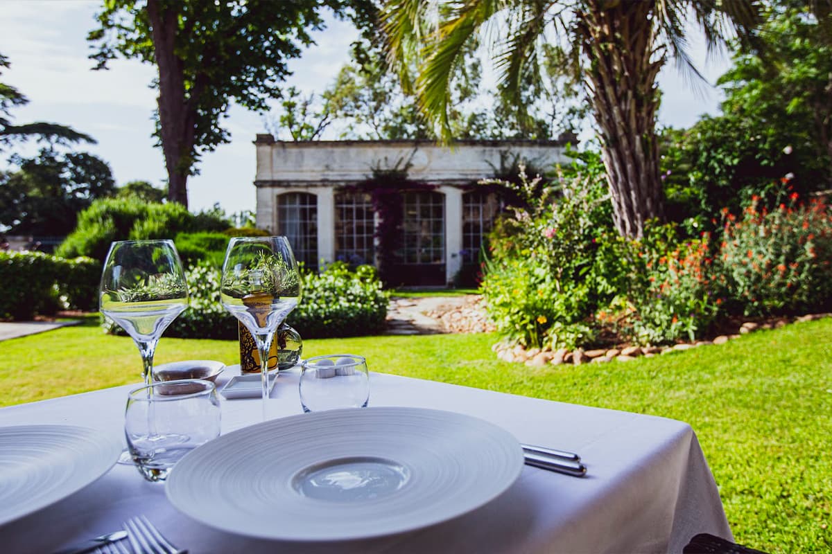 Table du restaurant de l'hôtel du Domaine de Verchant