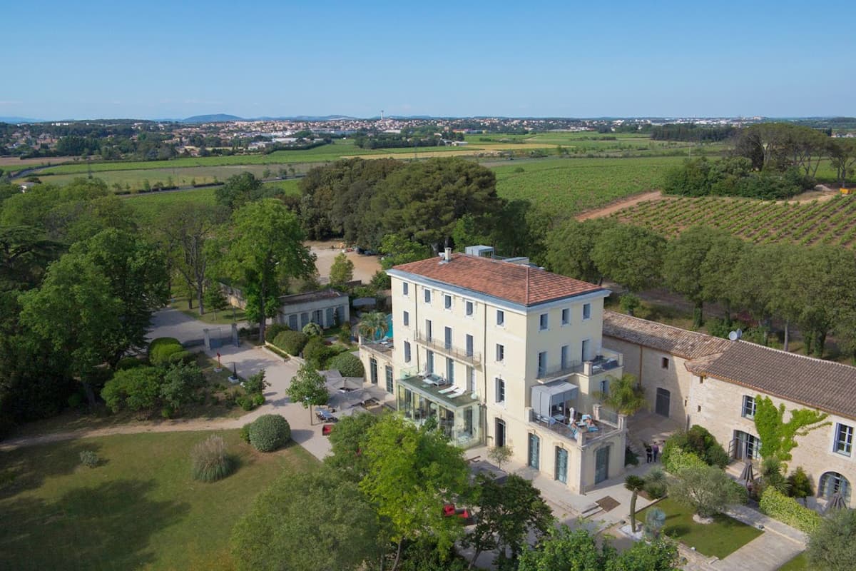 Accueil et entrée de l'hôtel du Domaine de Verchant