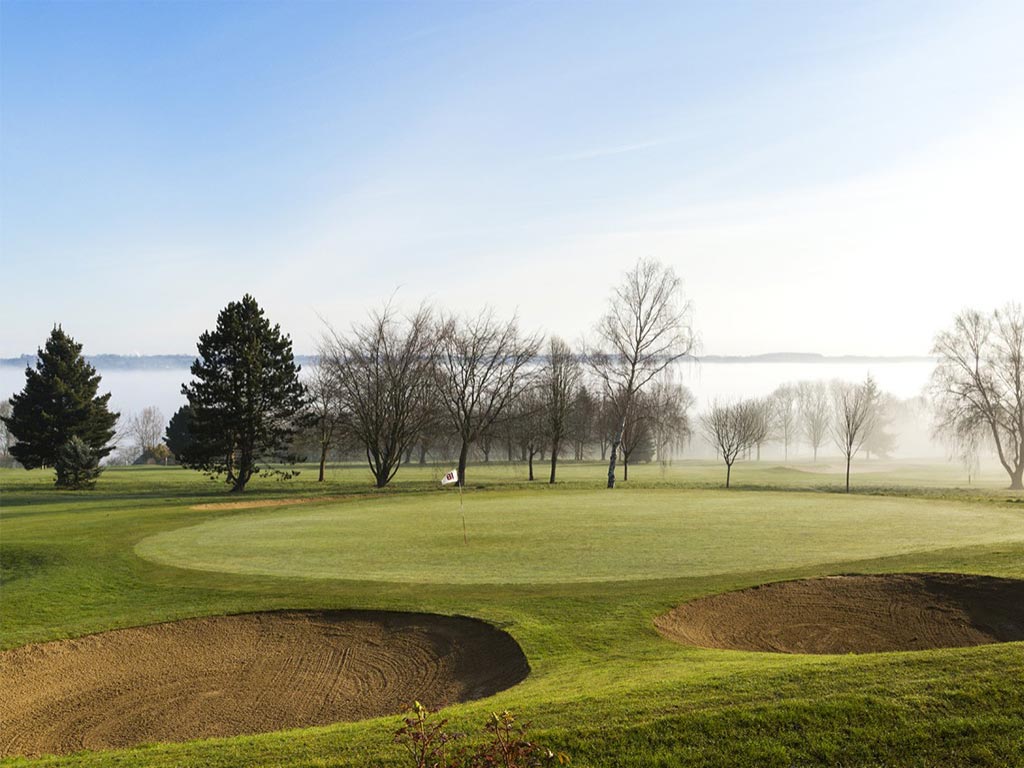 Green et bunkers avec la brume matinale