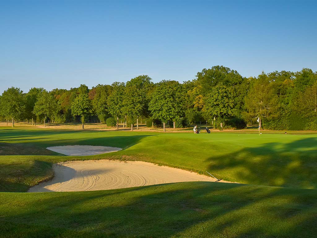 Bunker et forêt autour du parcours de golf