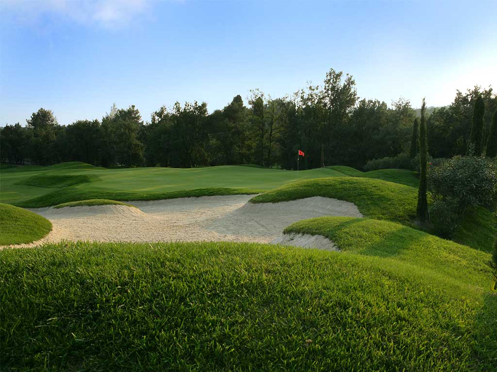 Paysage sauvage et bunker du golf de Mougins