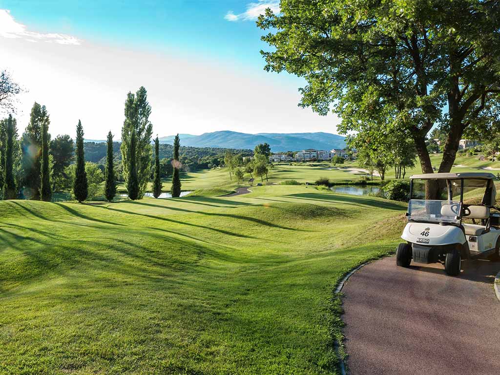 Voiturette de golf, lac et montagne