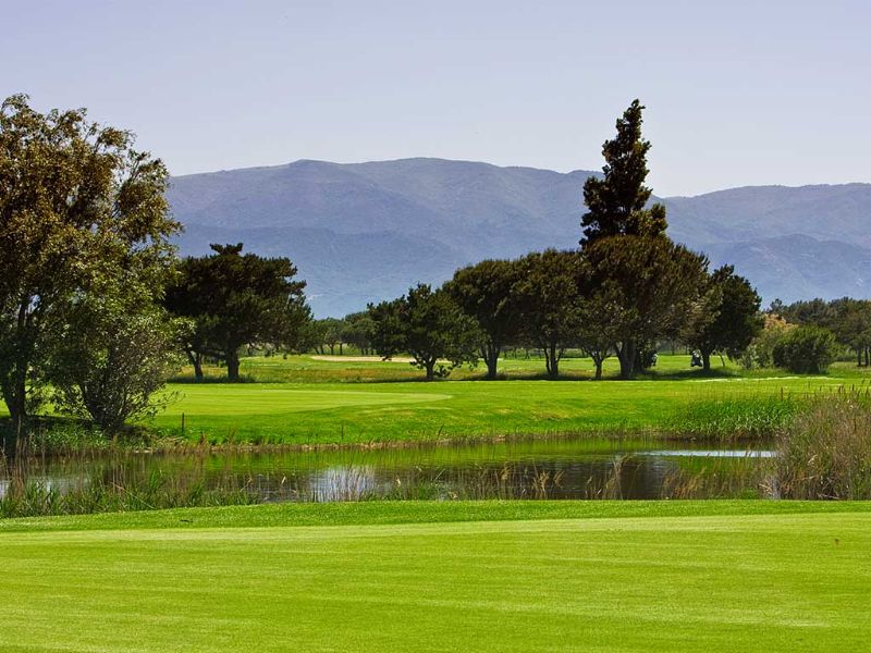 Green de golf avec la montagne en arrière-plan