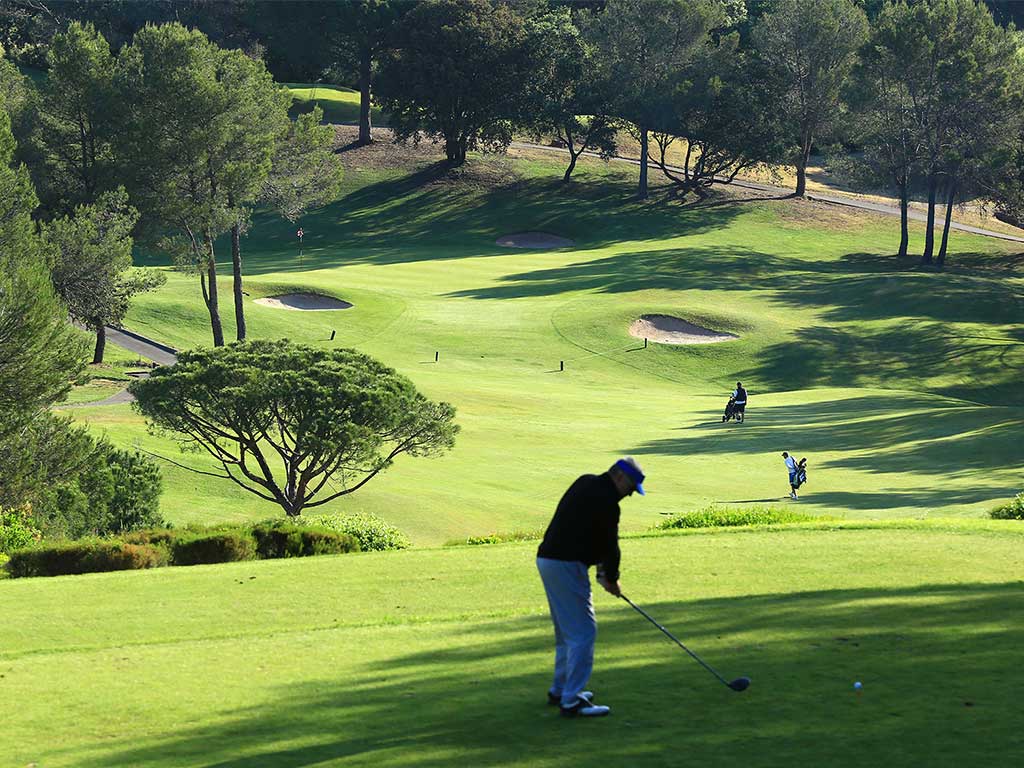 Golfeur sur le green du golf