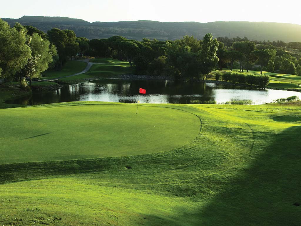 Lac et green du golf de Saint-Andréol