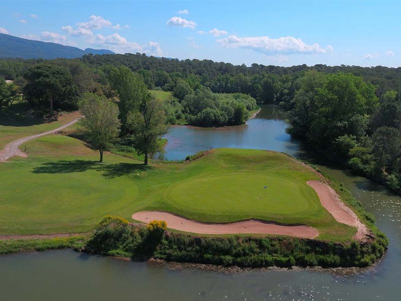 Lac et forêt bordant le green du golf