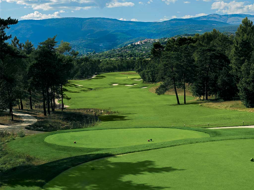 Vue en plongée du golf de Terre Blanche