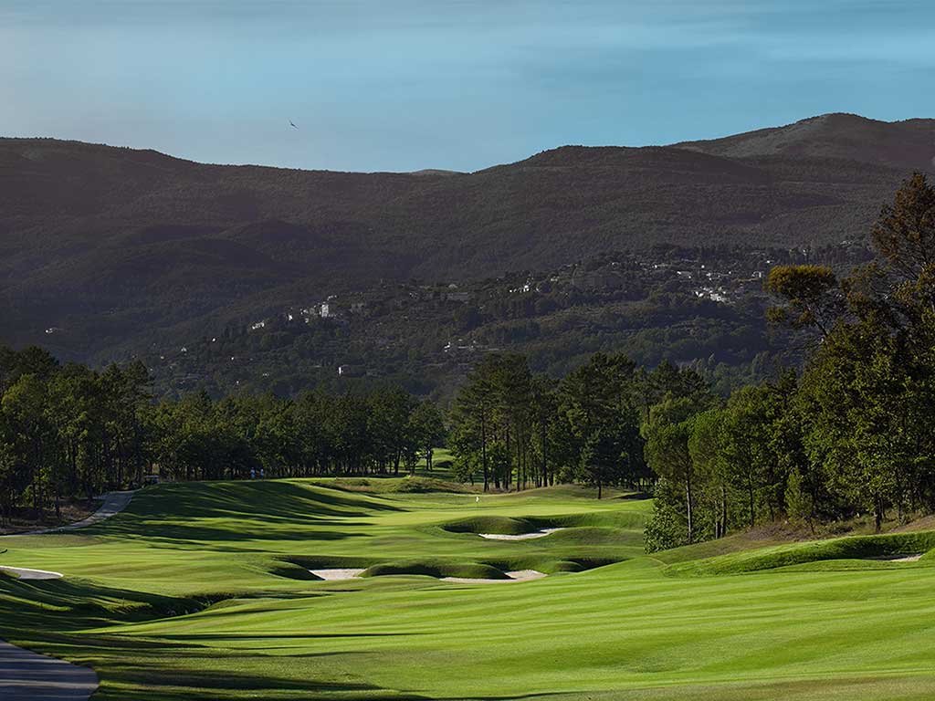 Coline et bunkers du golf de Terre Blanche