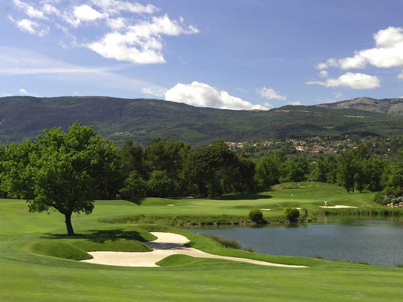 Green, lac et bunkers du golf de Terre Blanche