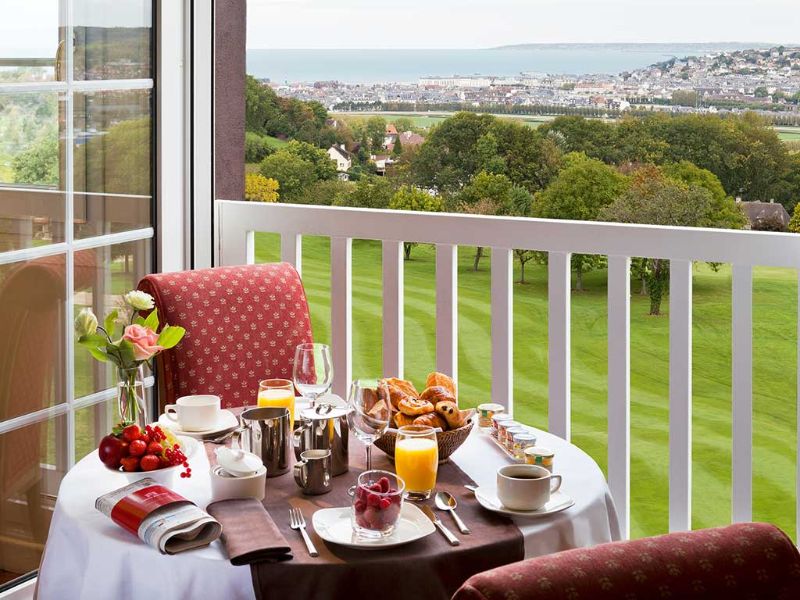 Terrasse avec vue sur le golf