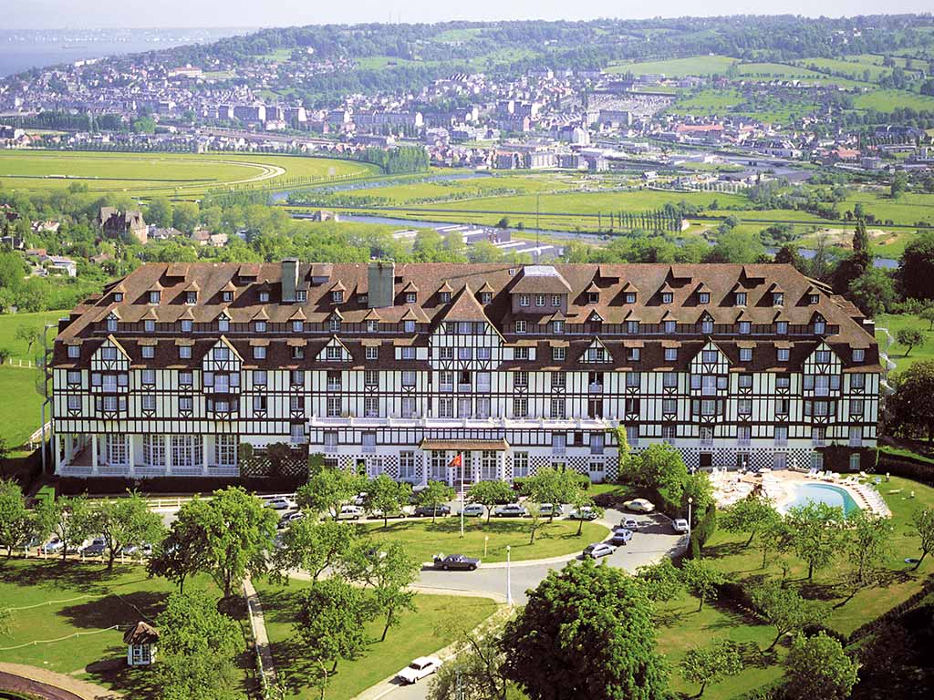 Vue aérienne des bâtiments de l'Hôtel du Golf Barrière Deauville