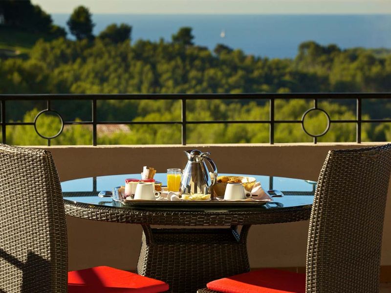 Petit- déjeuner avec vue sur la mer