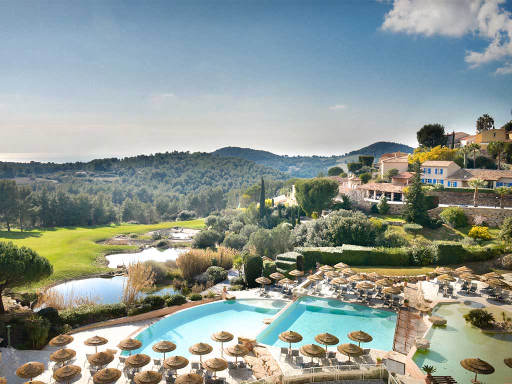 Vue sur le golf et les piscines extérieures