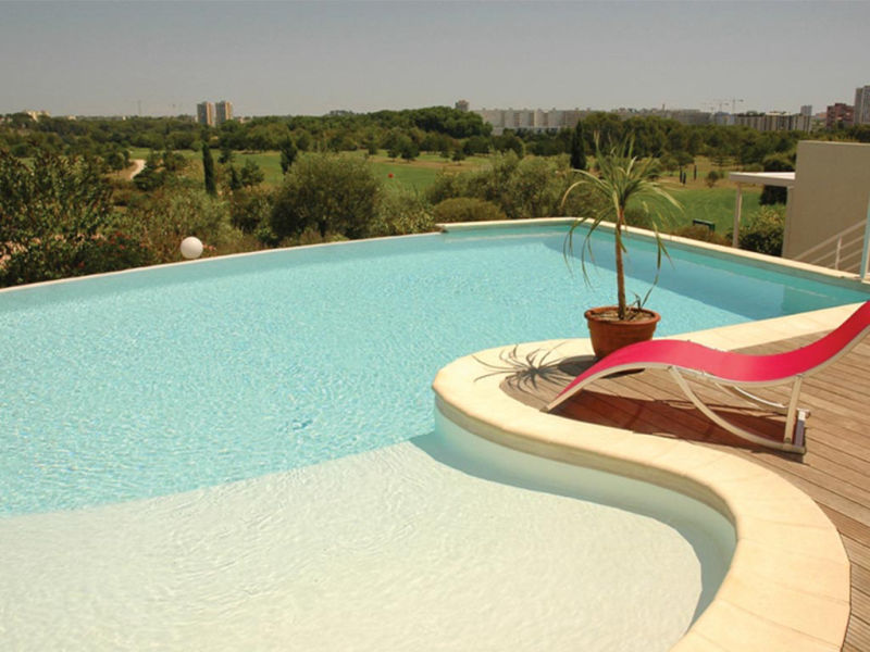 Piscine extérieure avec vue sur le golf