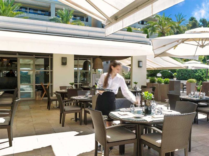 Restaurant extérieur en terrasse