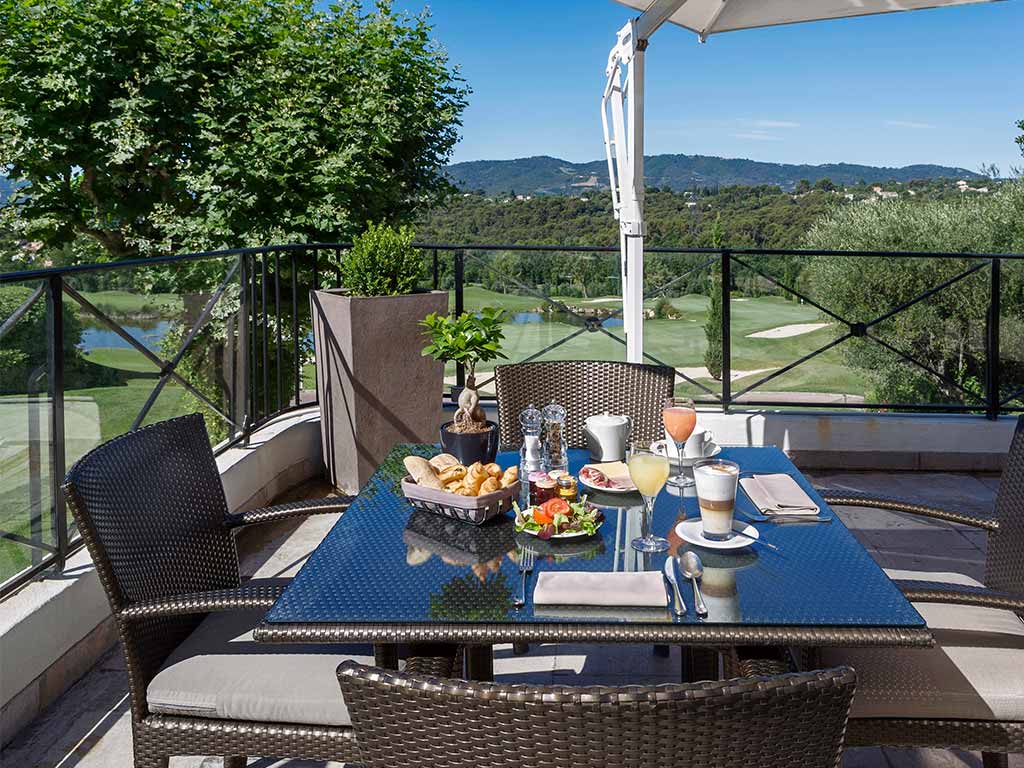 Terrasse extérieure avec petit-déjeuner et vue sur le golf