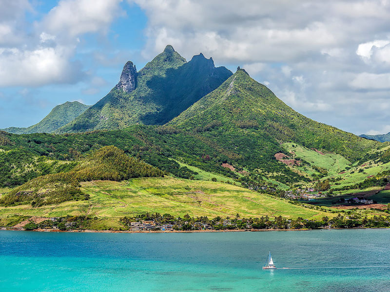 Paysage montagneux devant le lagon