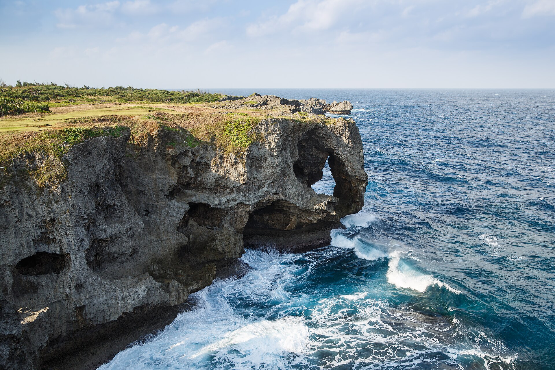 Le littoral et les falaises de Manzamo sur l’île principale d’Okinawa