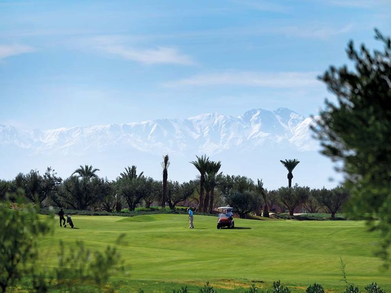 Golfeur, green et vue splendide sur le montagne enneigée