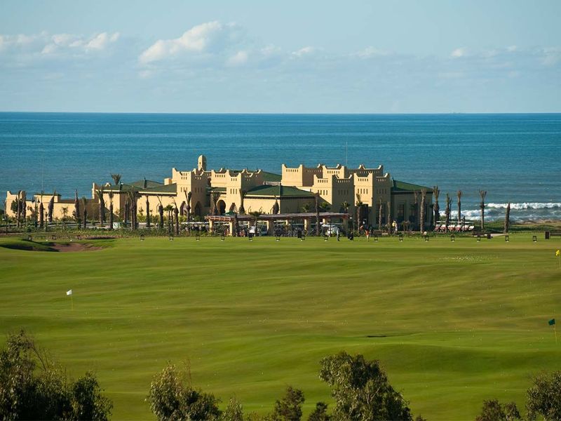 Vue aérienne côté golf, avec vue sur mer