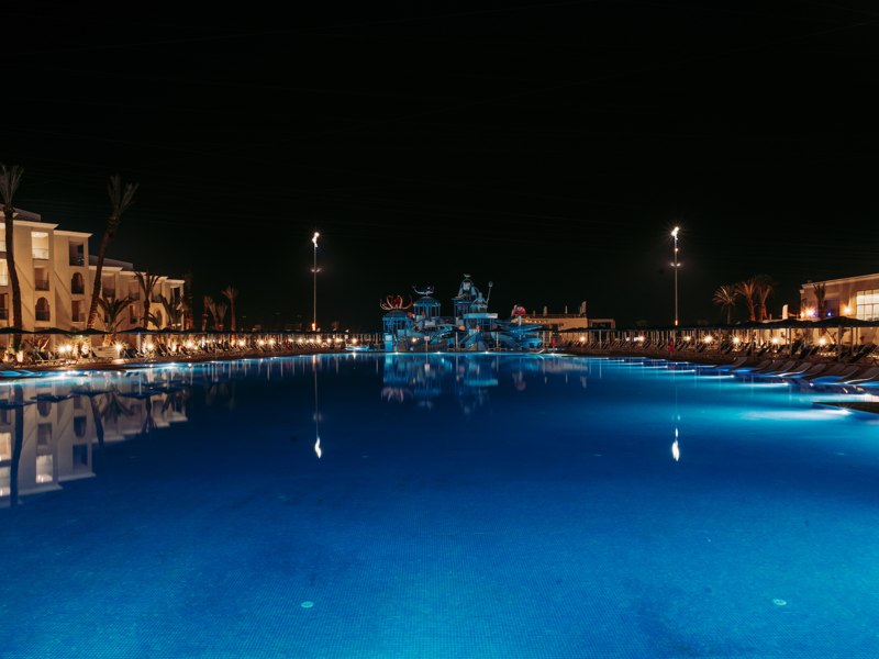 Piscines éclairées à la nuit tombée au Pickalbatros Palais des Roses