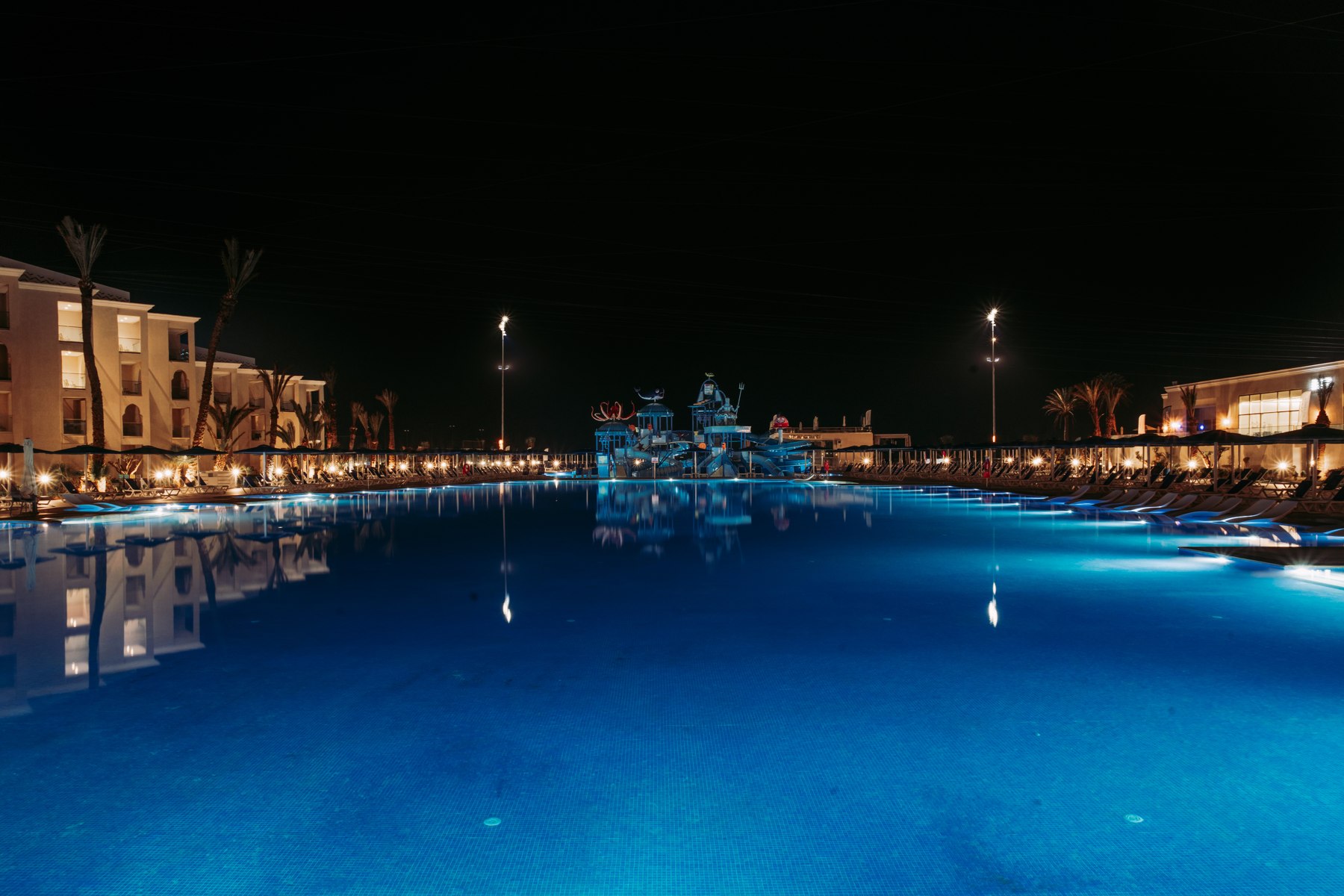 Piscines éclairées à la nuit tombée au Pickalbatros Palais des Roses