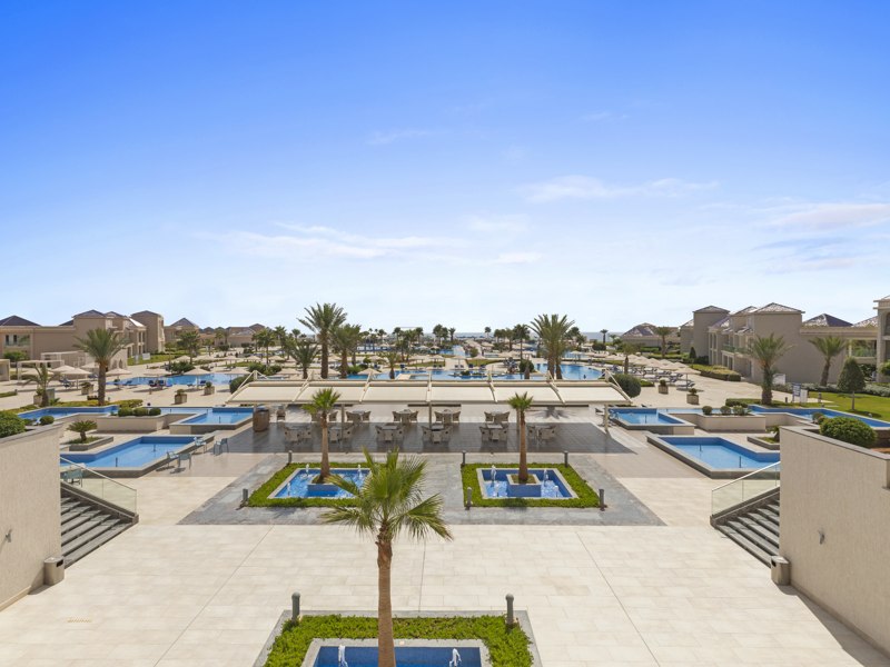 Vue générale des piscines et des jardins au White Beach Resort Taghazout