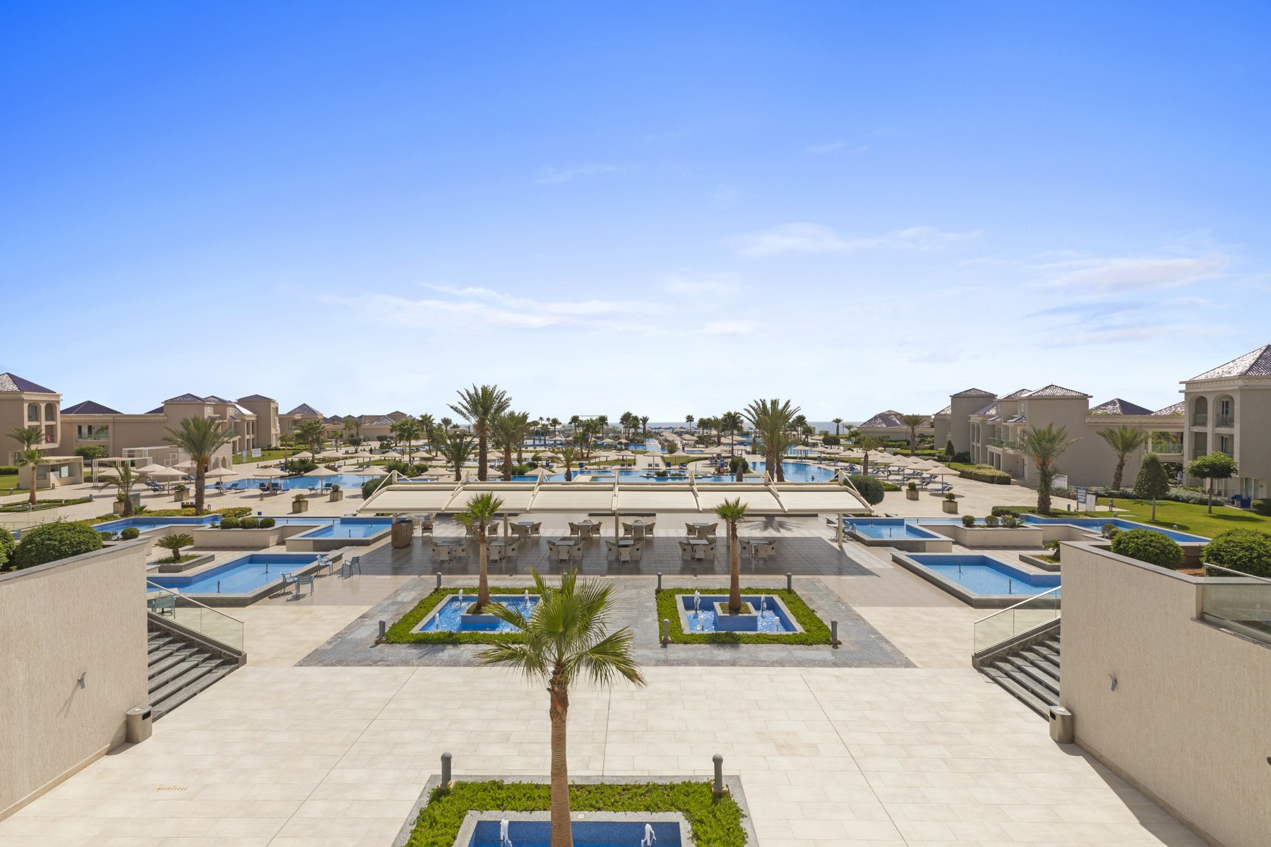 Vue générale des piscines et des jardins au White Beach Resort Taghazout