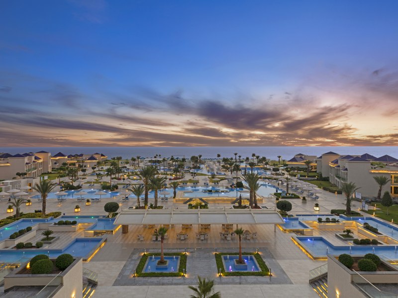 Piscines et bâtiments éclairés au crépuscule au White Beach Resort Taghazout