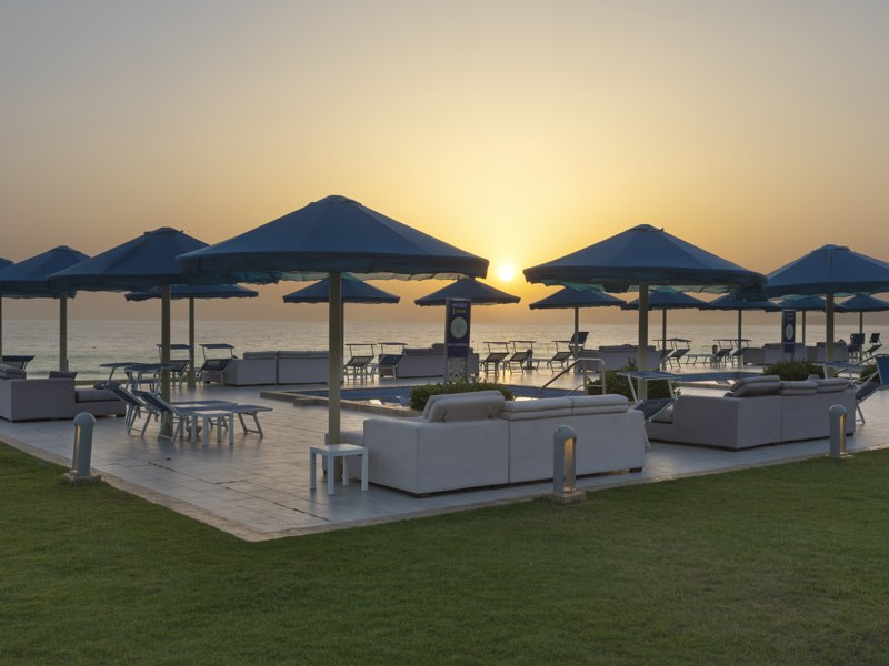 Espace de détente face à l’océan au coucher du soleil au White Beach Resort Taghazout