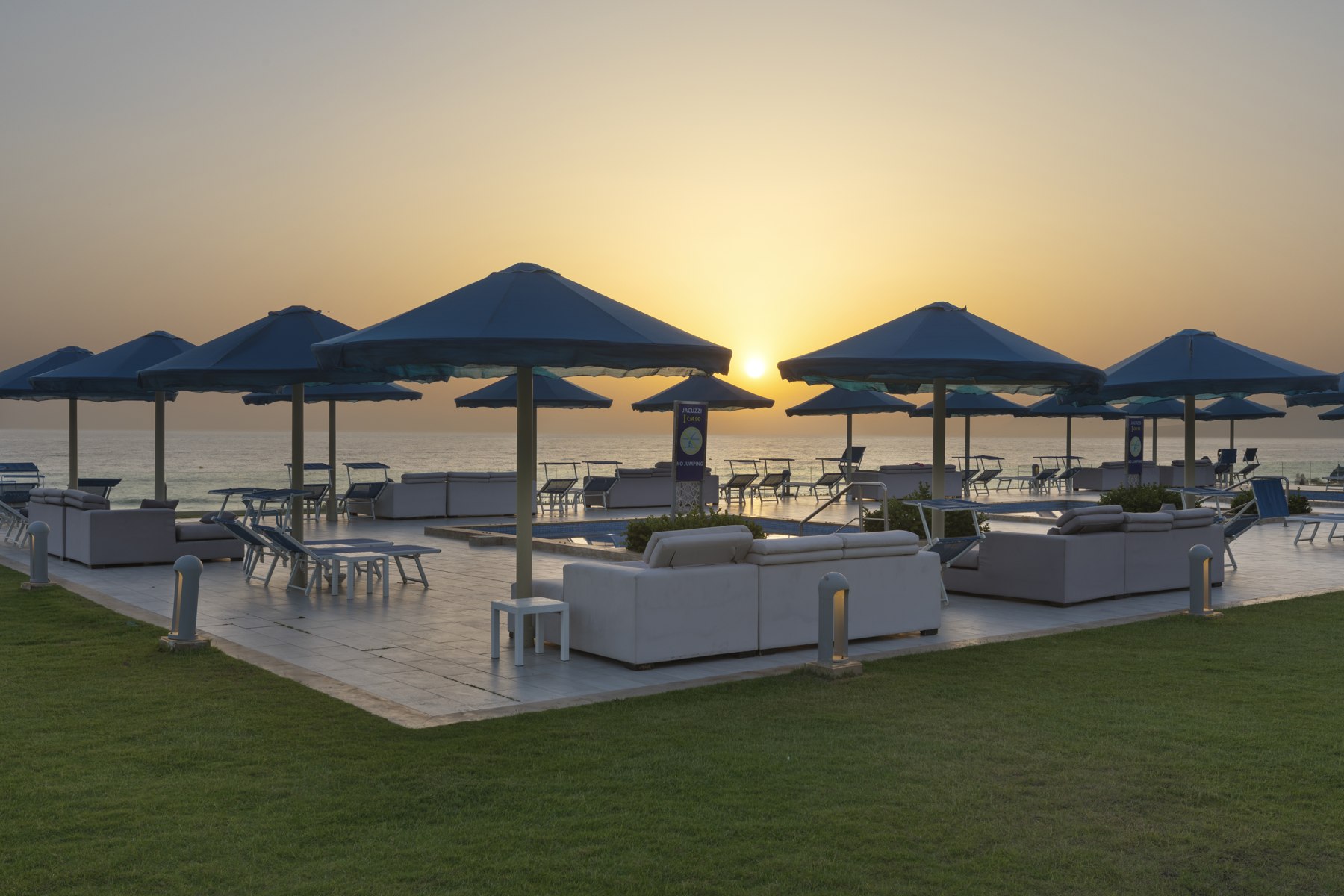 Espace de détente face à l’océan au coucher du soleil au White Beach Resort Taghazout