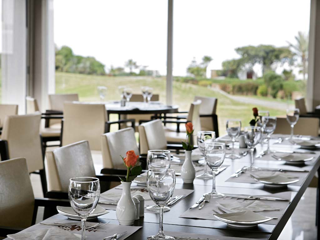 Restaurant avec vue sur le golf