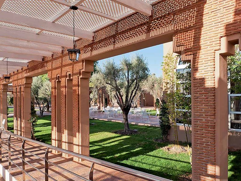 Patio avec vue sur le jardin