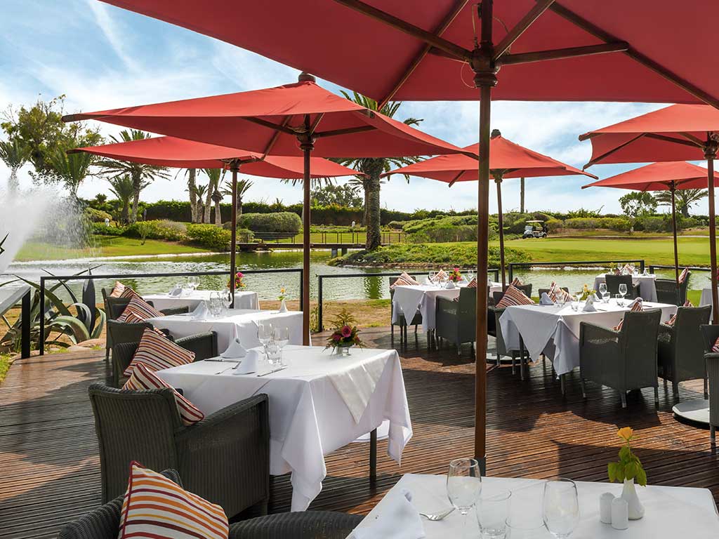 Terrasse avec vue sur le golf