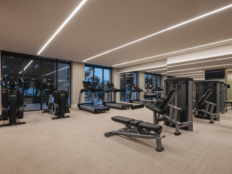 Salle de fitness moderne de l’hôtel Santa Maria à Panama