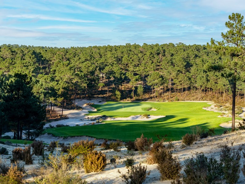 Green entouré de pins et de sable — Dunas Course