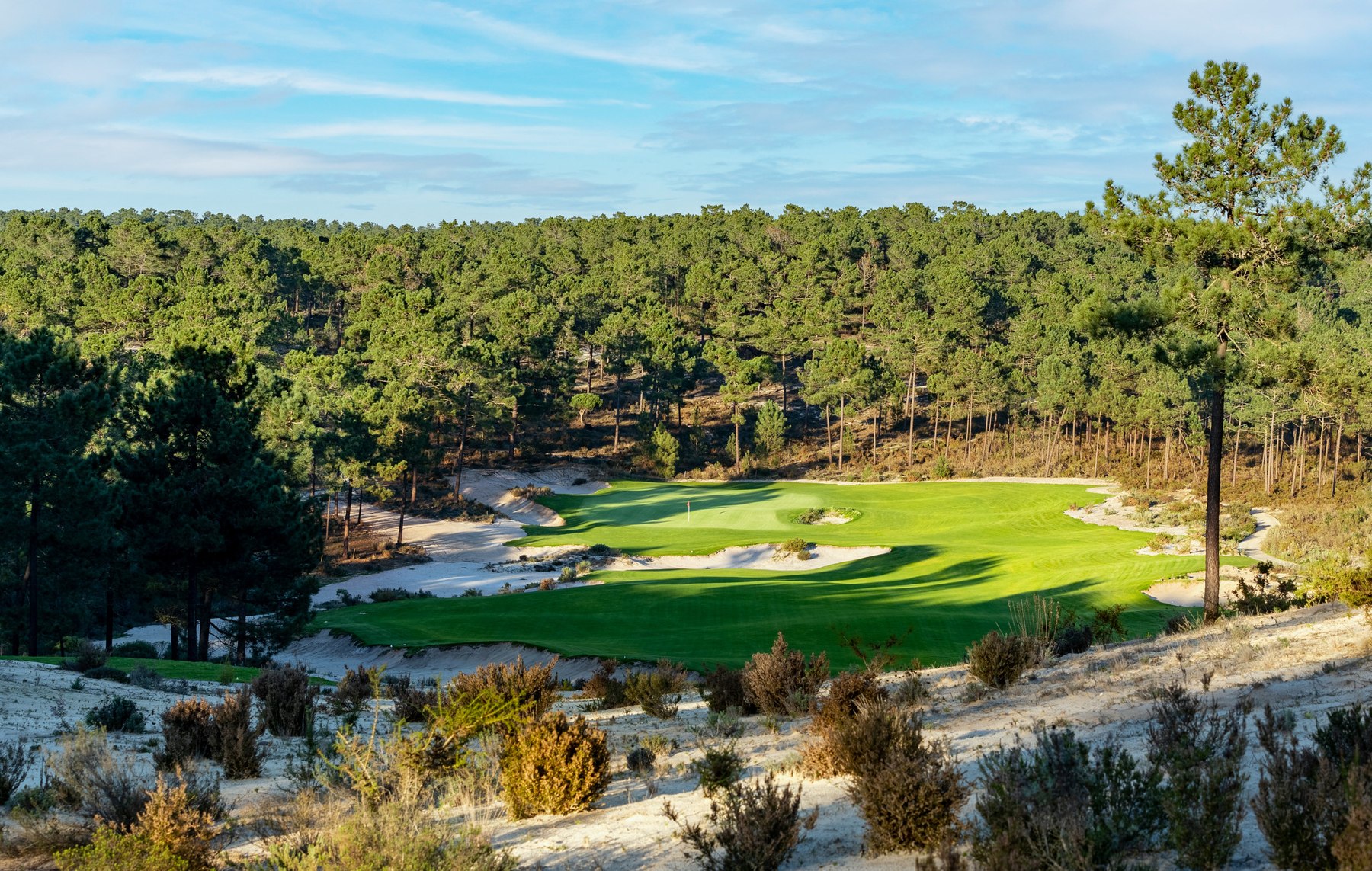 Green entouré de pins et de sable — Dunas Course