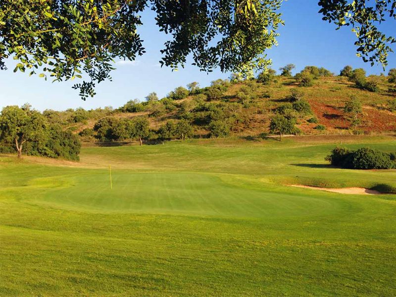 Green et colines verdoyantes du Morgado Golf Course