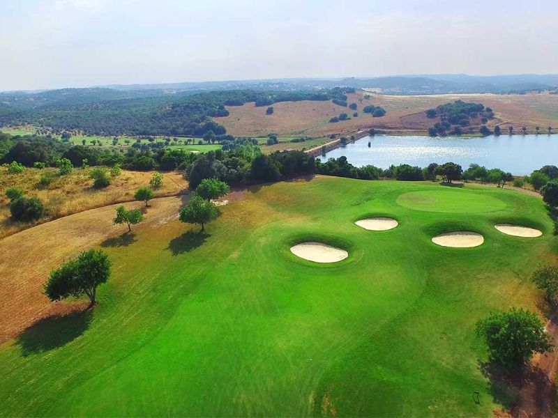 Vue aérienne : green, lac et bunkers du Morgado Golf Course