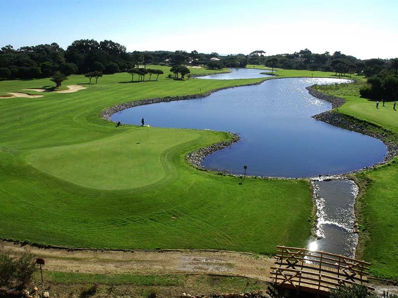 Ponton menant au lac bordant le parcours de golf