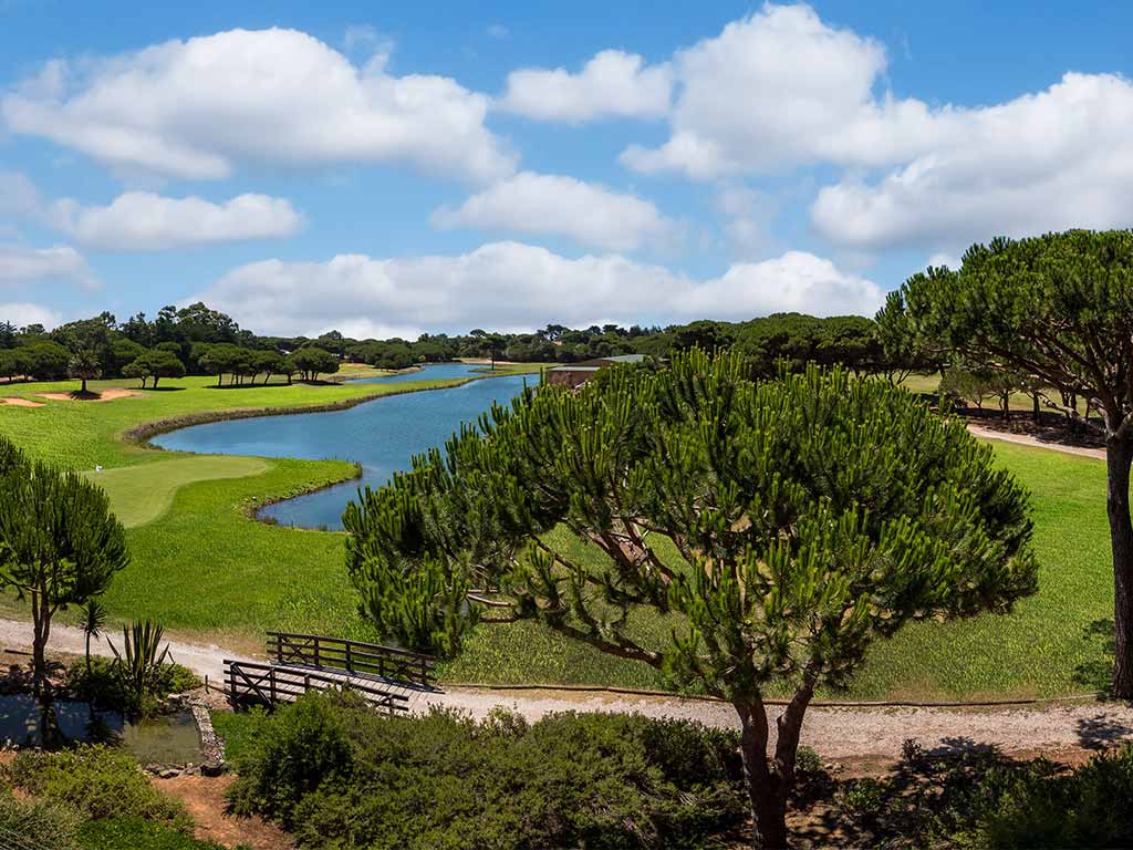 Pins et lac bordant le parcours de golf de Quinta da Marinha