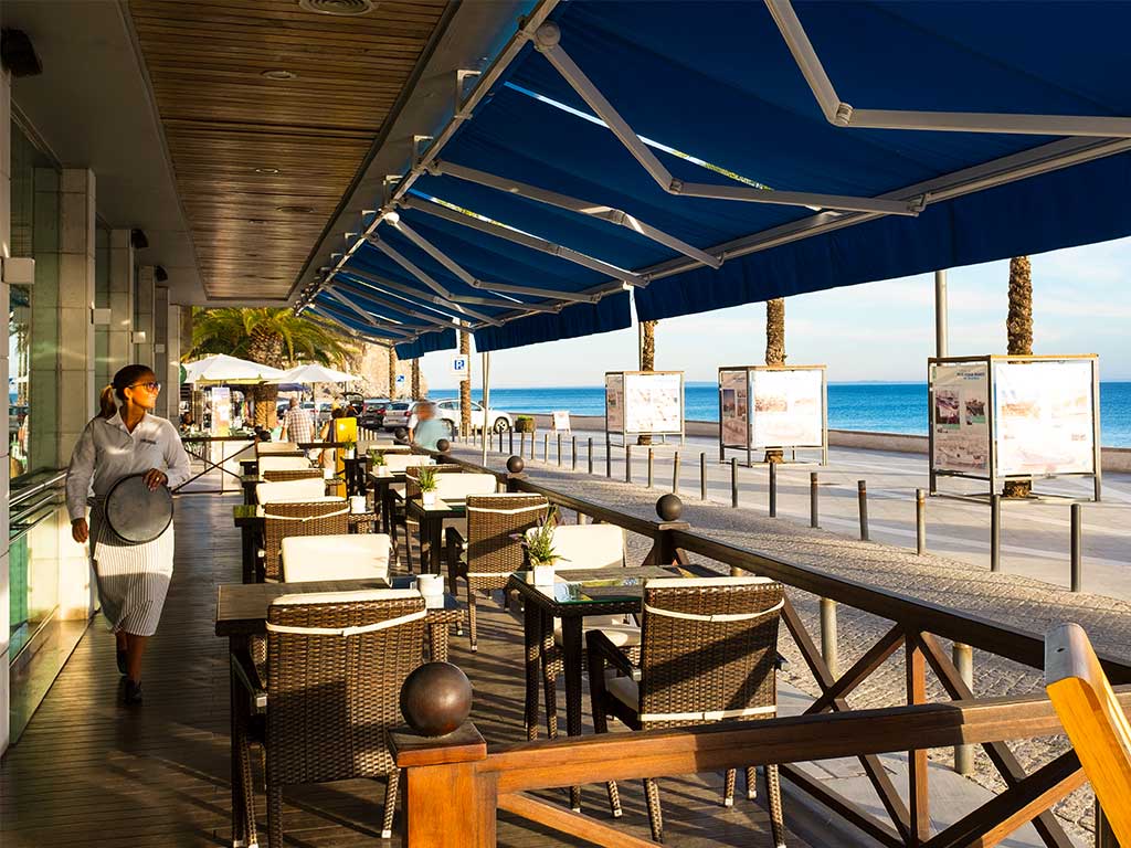 Terrasse extérieure avec vue sur l'océan