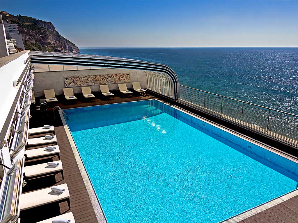 Piscine ouverte avec vue sur l'océan