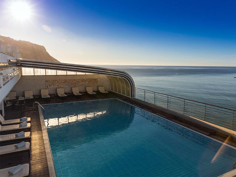 Piscine ouverte avec vue sur l'océan