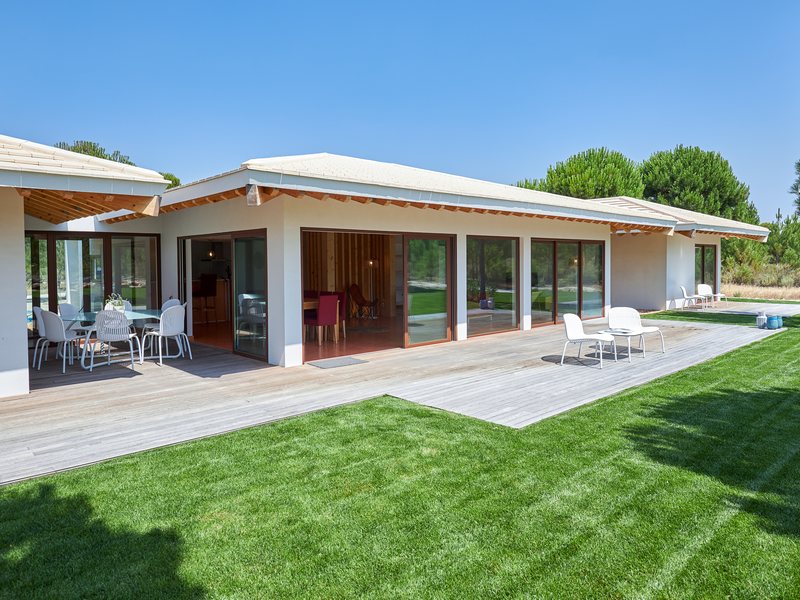 Villa avec terrasse et jardin