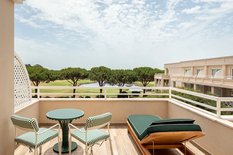 Balcon avec vue sur le golf au Kimpton Quinta da Marinha Cascais