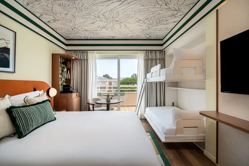 Chambre familiale avec lits superposés au Kimpton Quinta da Marinha Cascais