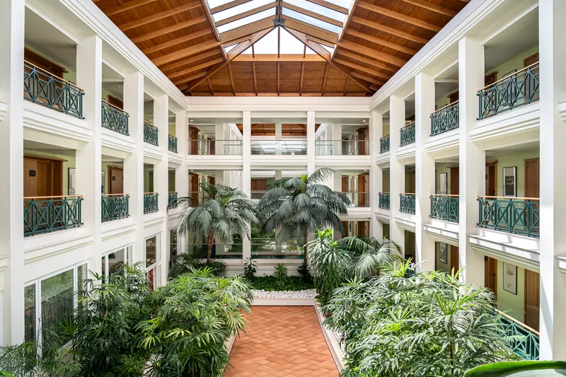 Patio intérieur végétalisé du Kimpton Quinta da Marinha Cascais