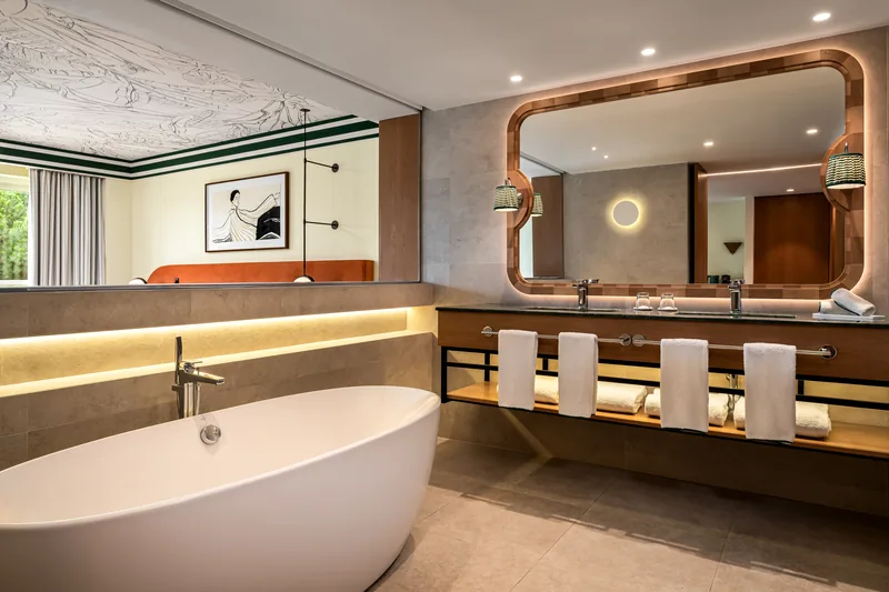 Salle de bains avec baignoire au Kimpton Quinta da Marinha Cascais