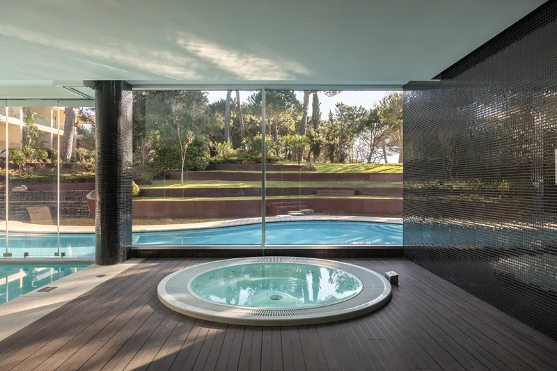 Bain à remous et vue sur le jardin au Natur Spa de l’Onyria Marinha Cascais